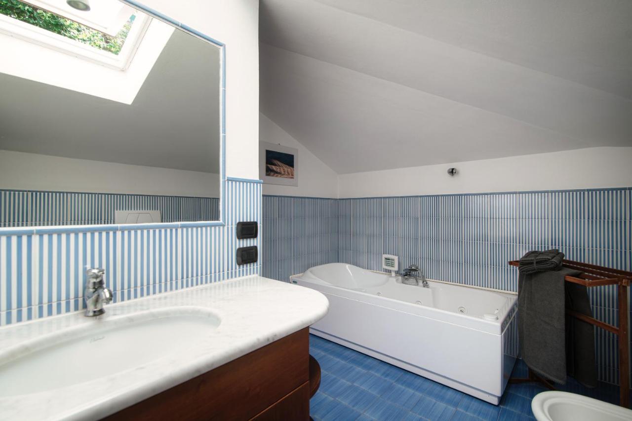 I D'A Charming Penthouse - Lake View- Como- House-130 Mt-2 Double Bedrooms And 2 Double Bathrooms A Spacious Living Room-Full Equipped Kitchen-Private Garden And Terrace-Private Covered Parking 外观 照片